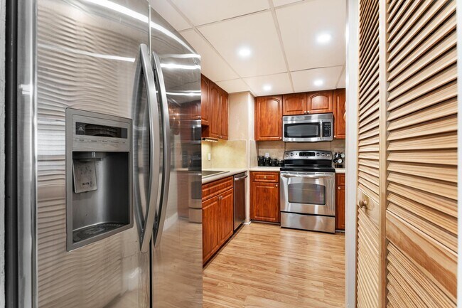 Building Photo - 5600 N Flagler Dr