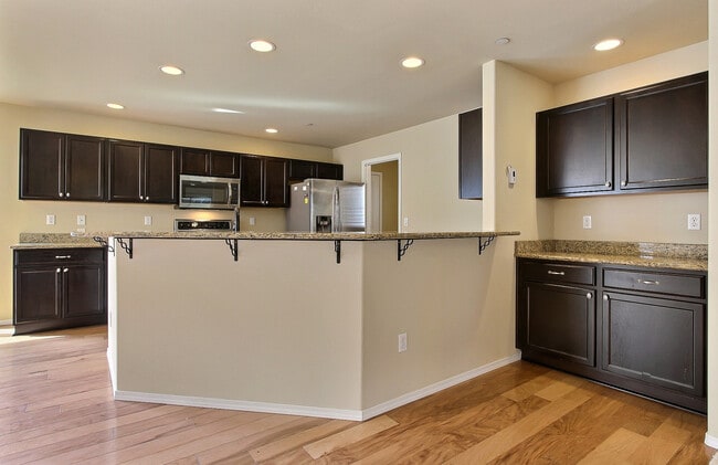 Building Photo - Open Floor Plan Home!  3 Bedroom, 2.5 bath with Loft