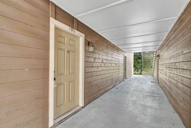 Building Photo - Newly Renovated Ground Floor Condo in Gate...