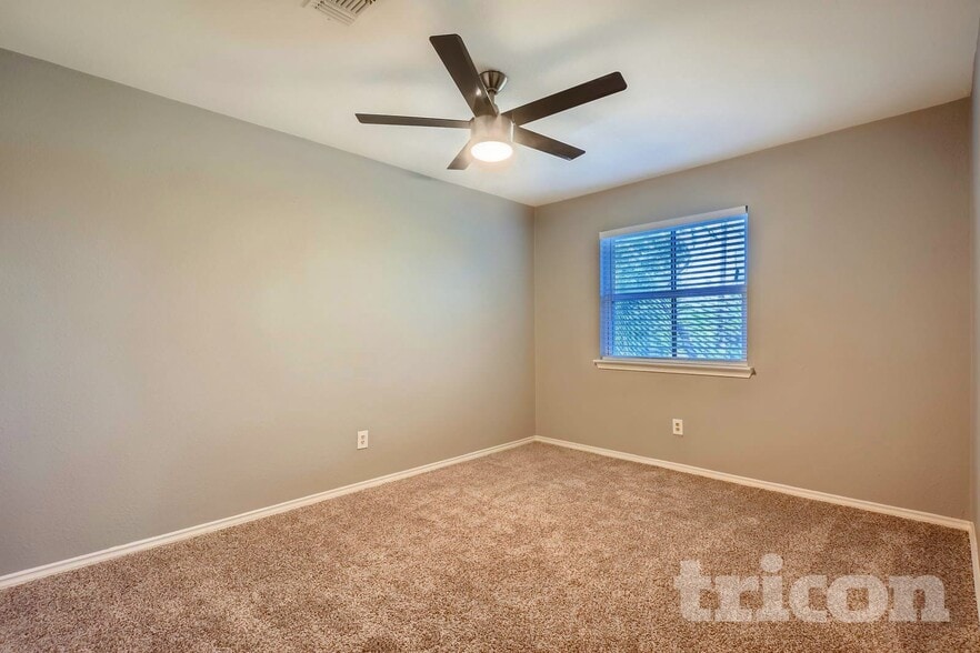 Building Photo - 306 Lakey Rd