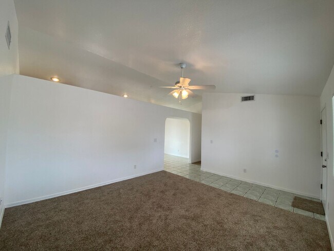 Building Photo - Great 3 Bedroom Home in Golden Valley on Pavement!