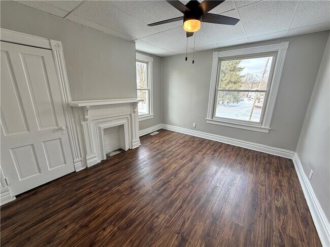 Building Photo - 306 E Wallace Ave