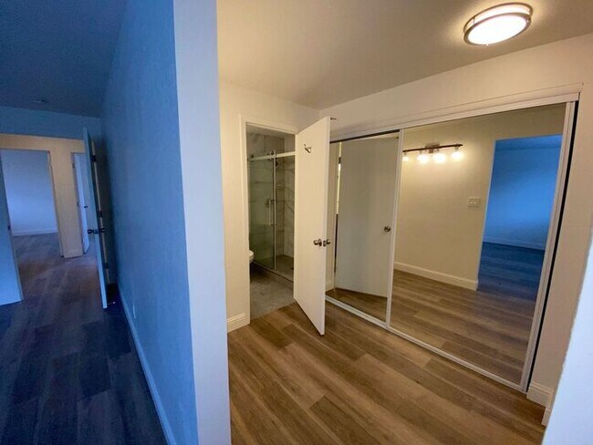 Building Photo - Modern 4 Bedroom, 3 Bath House - Near Died...