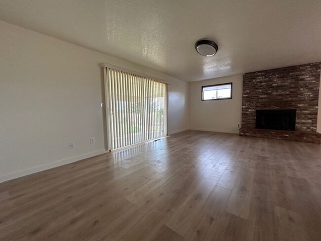 Building Photo - Molalla Country Home