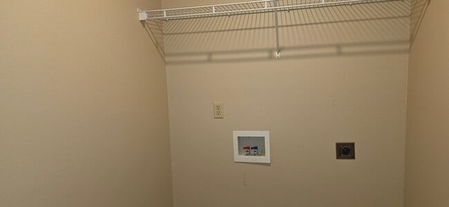 Building Photo - 3 Bedroom 2 Bathroom close to Missouri State University for $1295!