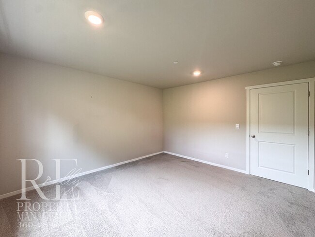 Building Photo - Bright 2024-Built Home with Modern Finishes & Fully Fenced Yard