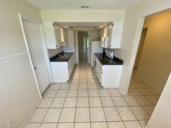 Building Photo - 2507 Matena Ave S