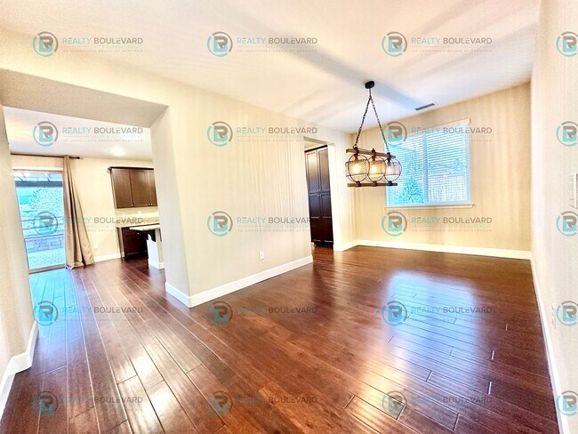 Building Photo - Spacious 4-Bedroom Gem in Somersett with S...
