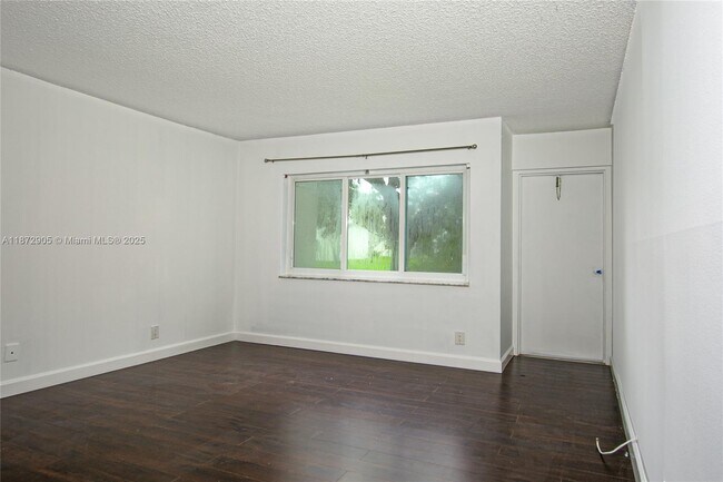 Building Photo - 100 Lakeview Dr