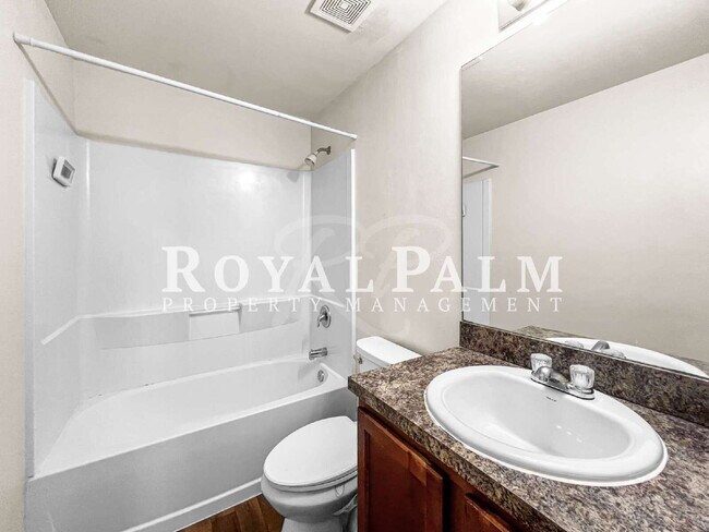 Building Photo - 4BR/2BA Duplex Living in Vistanna Villas + Washer & Dryer! — Space, Style, and Laundry Convenienc...