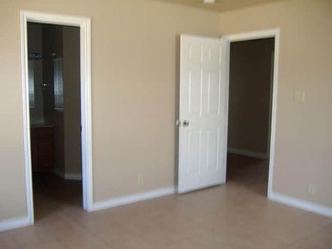 Building Photo - 817 E Gutierrez St