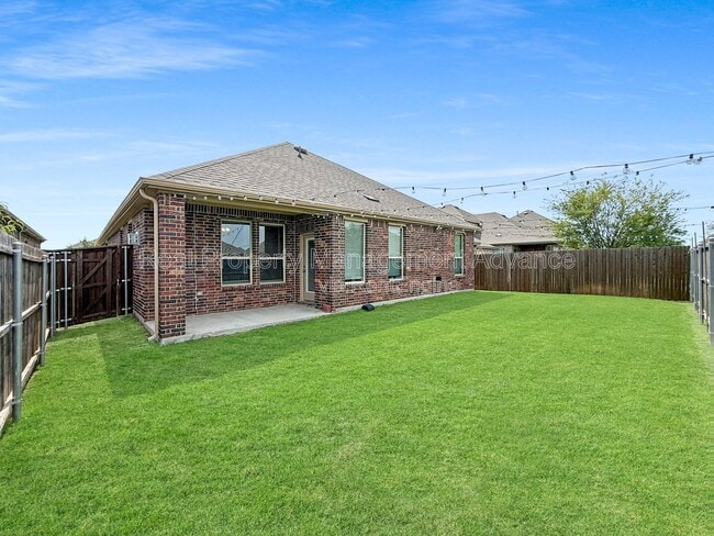 Building Photo - 2912 Log Cabin Dr