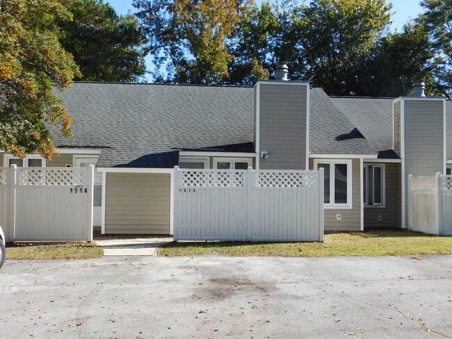 Primary Photo - 1512 College Way