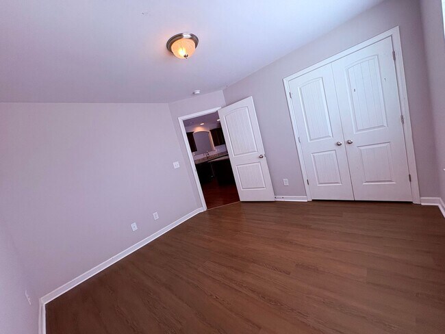 Building Photo - Stunning Stratford Park Townhome