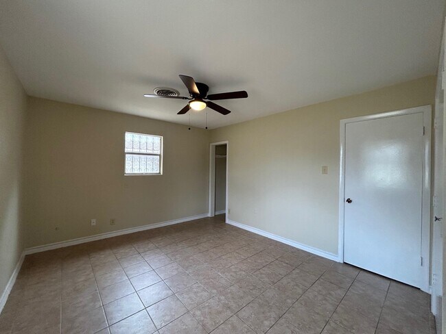 Building Photo - 1006 Laurel Dr