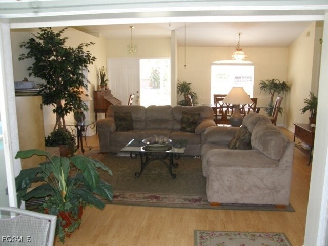 Building Photo - 4418 SW 25th Ave