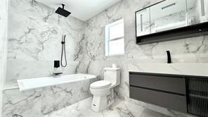 Building Photo - 3822 NE 171 St