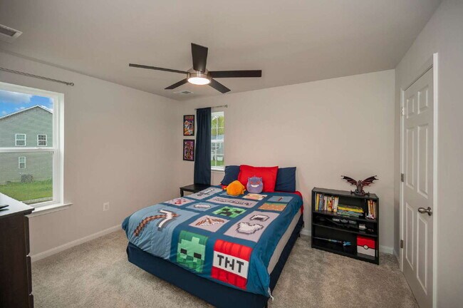 Building Photo - Spacious 3-Bedroom Rental in Sought-After ...