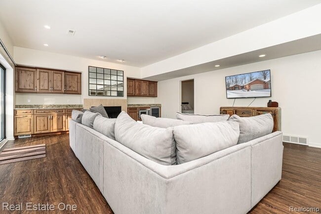 Building Photo - 7086 Danbrooke Ct