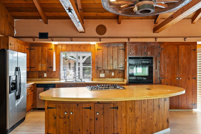 Building Photo - 190 Fairway Ln