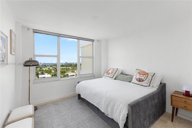 Building Photo - 5600 Collins Ave