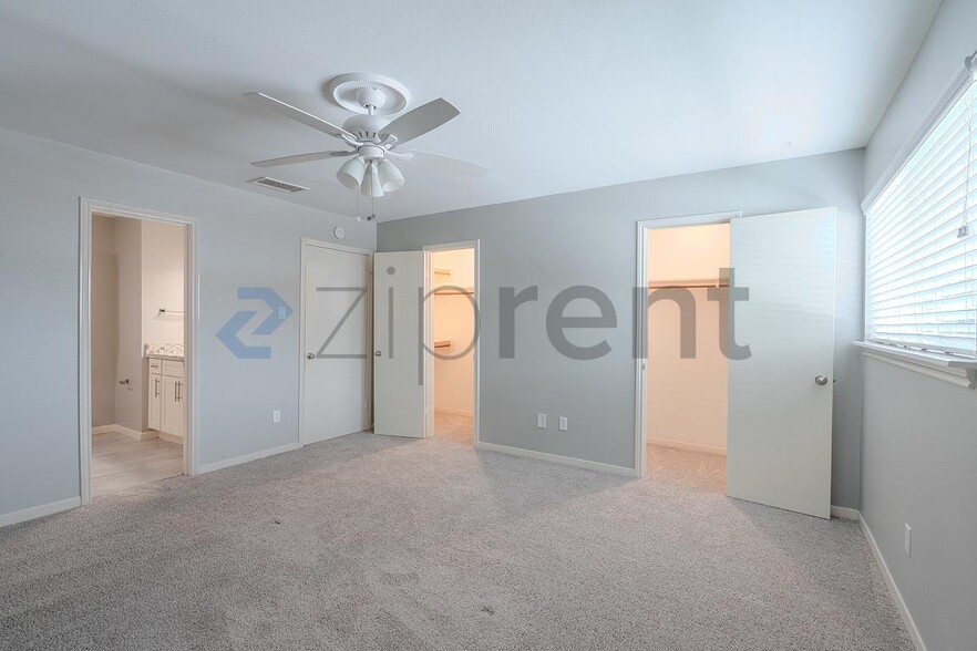 Building Photo - Unit