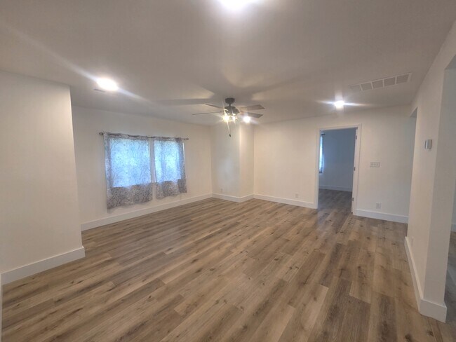 Building Photo - 2842 W Elm St