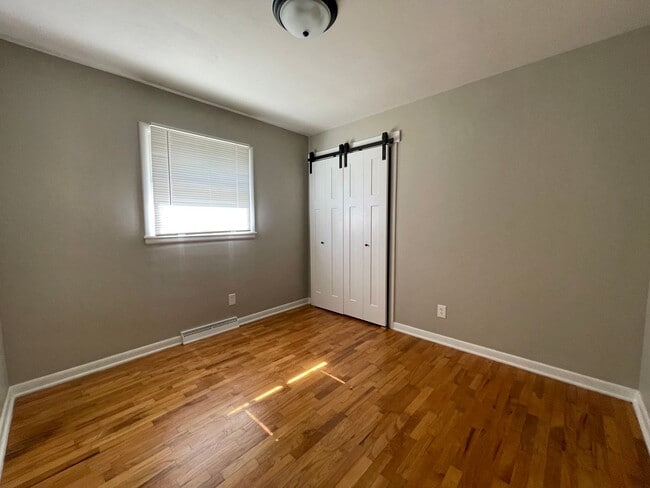 Building Photo - Two Bedroom Duplex in Portage