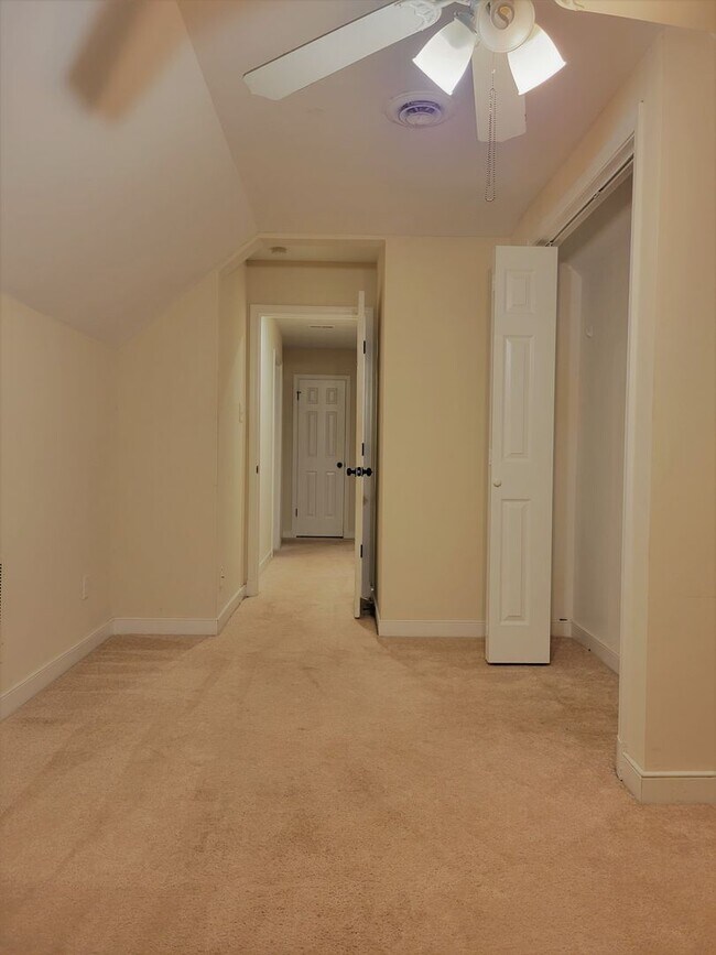 Building Photo - Huge 5 bedroom upgraded Colonial with larg...