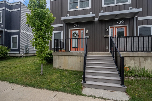 Building Photo - 737 Bates St SE