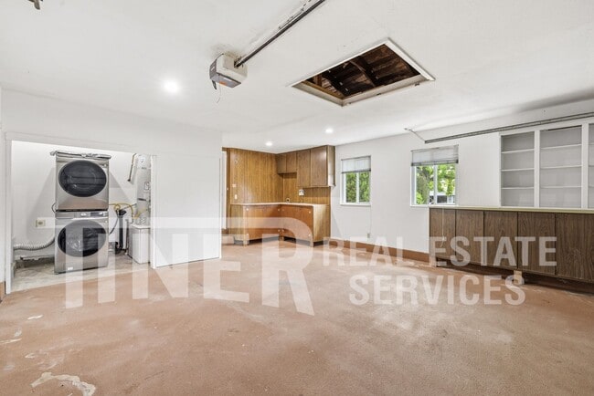 Building Photo - 511 Lyndhurst Ave