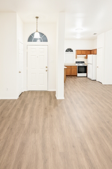 Building Photo - 534 Meadow Ln