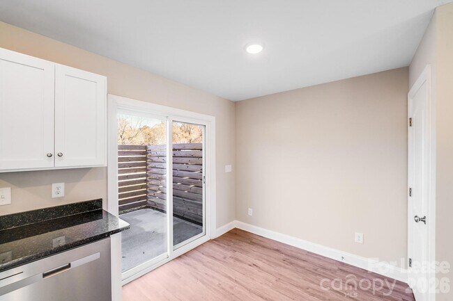 Building Photo - 604 W 8th St