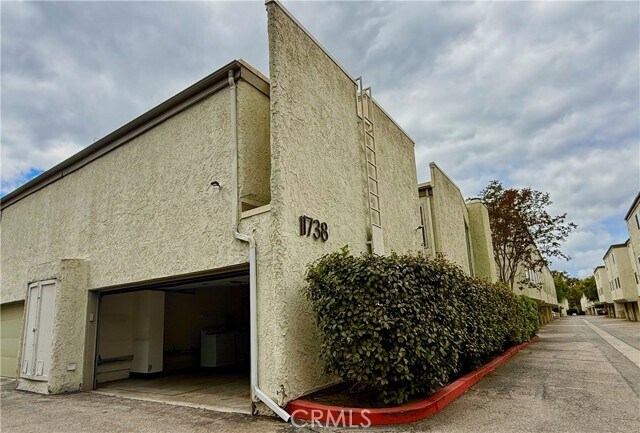 Building Photo - 11738 Moorpark St