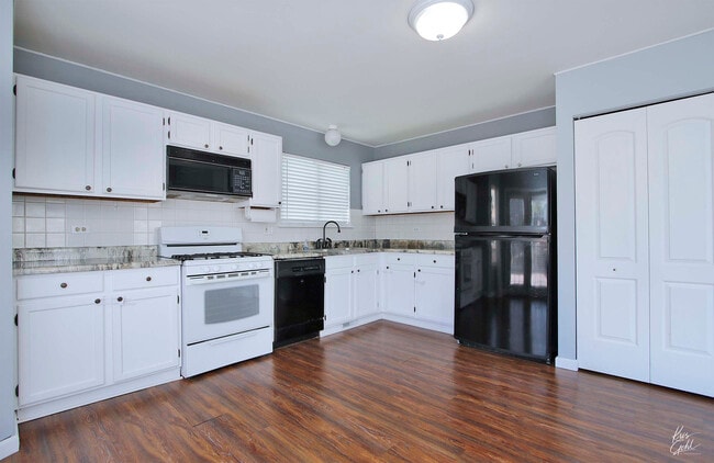 Building Photo - 9 W Dahlia Ln