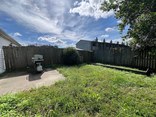 Building Photo - Charming townhome close to Cherry Point!