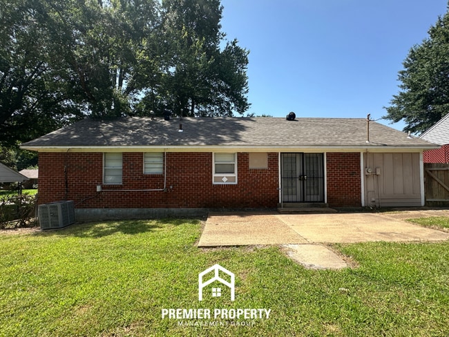 Building Photo - Move-In Ready 4 Bedroom Rental in 38134 - Hardwood Floors & Open Kitchen