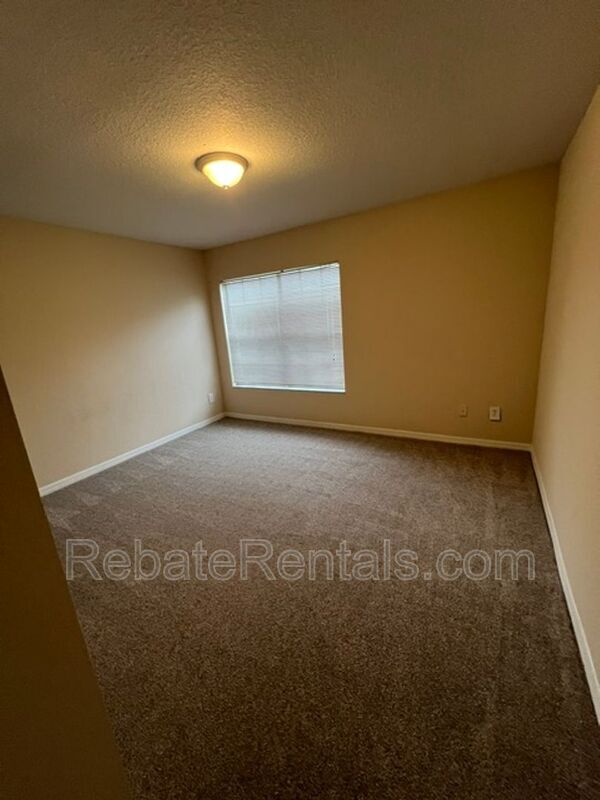Building Photo - 13700 Richmond Park Dr N