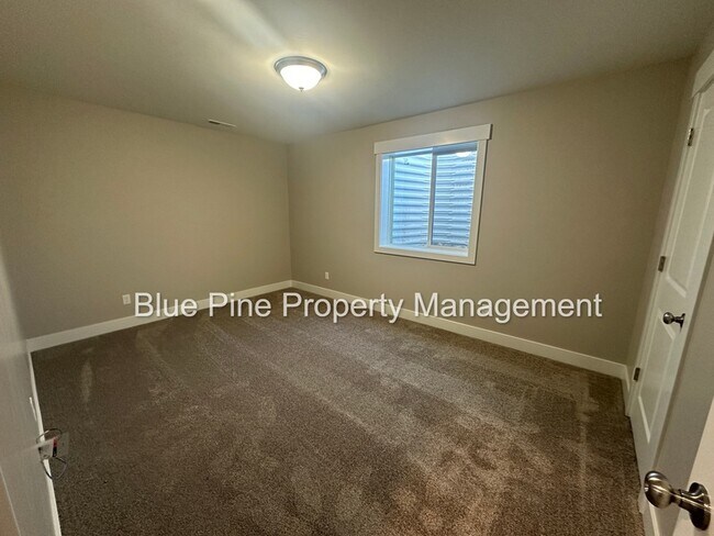 Building Photo - 3881 E Hemlock Ln