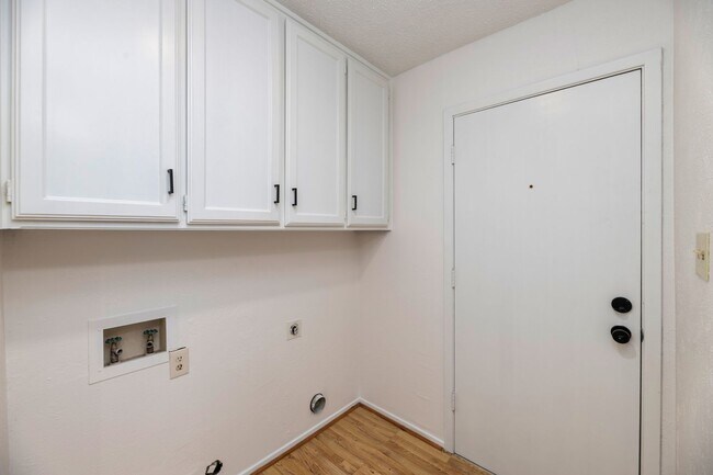 Building Photo - AVAILABLE NOW! BEAUTIFUL 3 BEDROOM HOME LO...