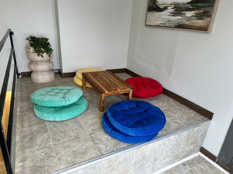 Building Photo - 800 37th Ave NE