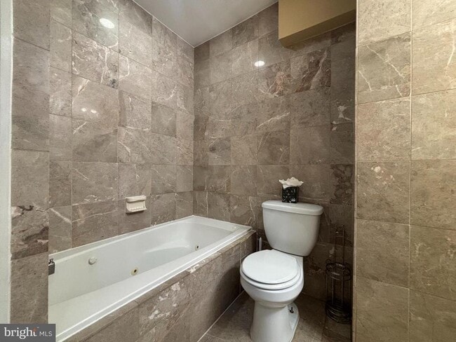 Building Photo - 1122 W Hamburg St