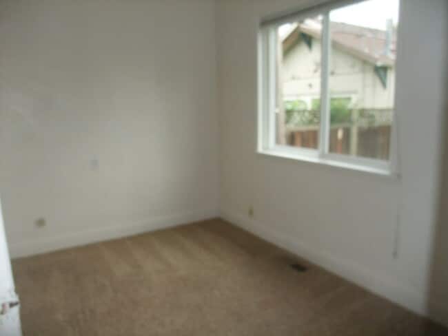 Building Photo - 3 Bedroom 1 Bath 848 Sq Ft Home In Albany