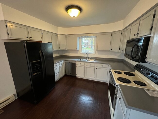 Building Photo - 3 Bedroom Semi-Detached Home in Crossroads Borough!