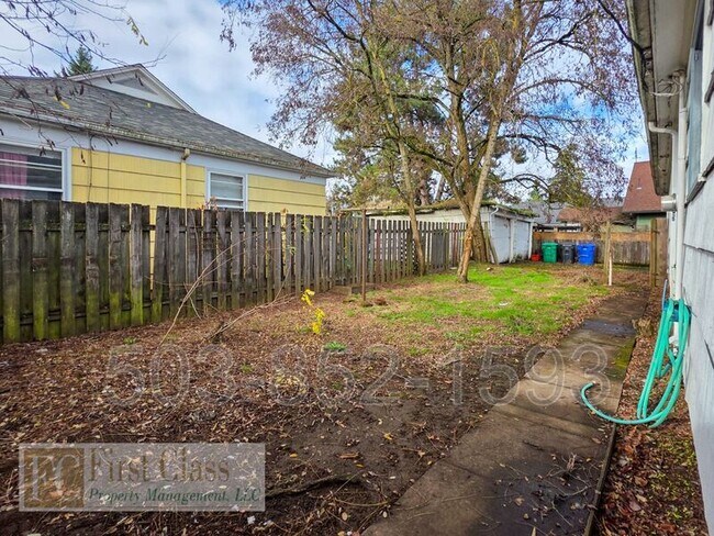 Building Photo - 5325 SE Reedway St