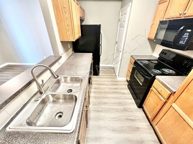 Building Photo - Beautiful and Spacious Olathe West Townhome-Available NOW!!