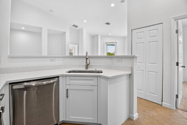 Building Photo - "Charming 2-Bed, 2-Bath Oasis in Riviera Beach – Your Perfect Retreat!"