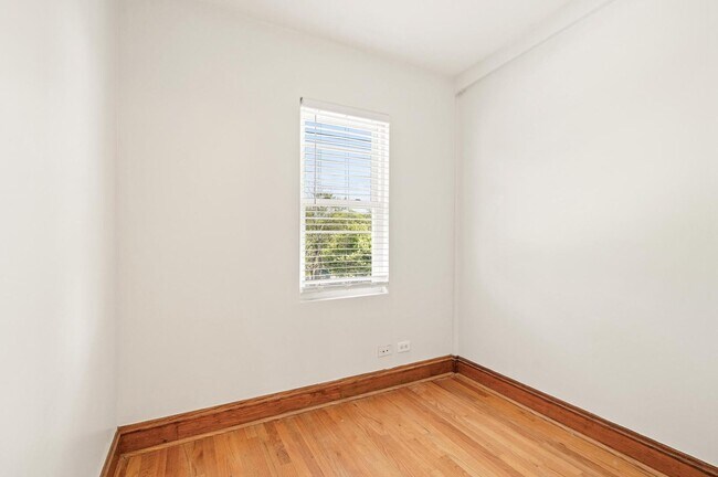 Building Photo - 4446 W Walton St
