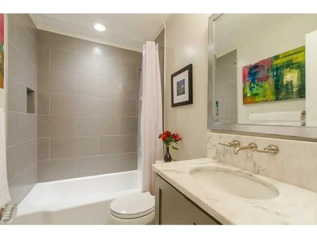 Building Photo - 1916 Greystone Rd NW