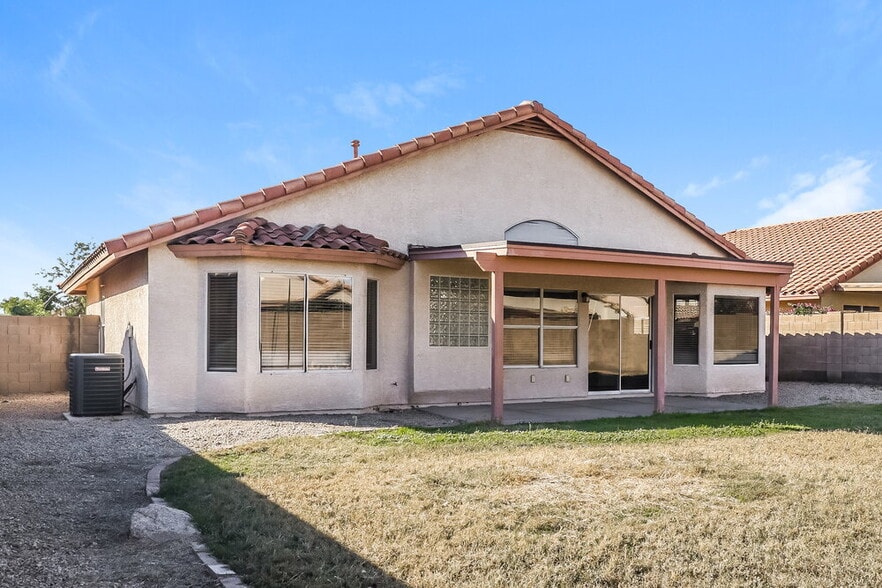 Building Photo - 12218 W Cambridge Ave